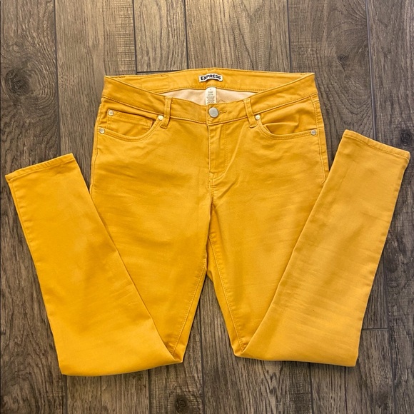Express yellow jeans